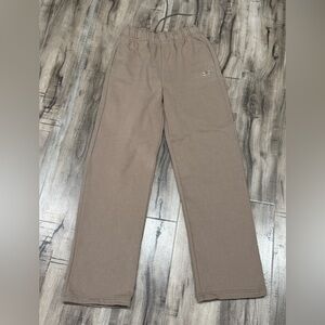 Alo Yoga Accolade Straight Leg Sweatpant in color Gravel